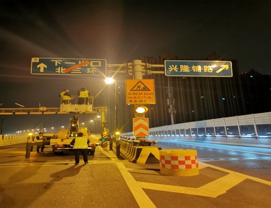 临夏郑州市北三环彩虹桥交通标志牌安装现场
